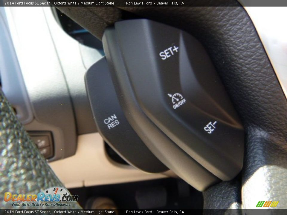 2014 Ford Focus SE Sedan Oxford White / Medium Light Stone Photo #18