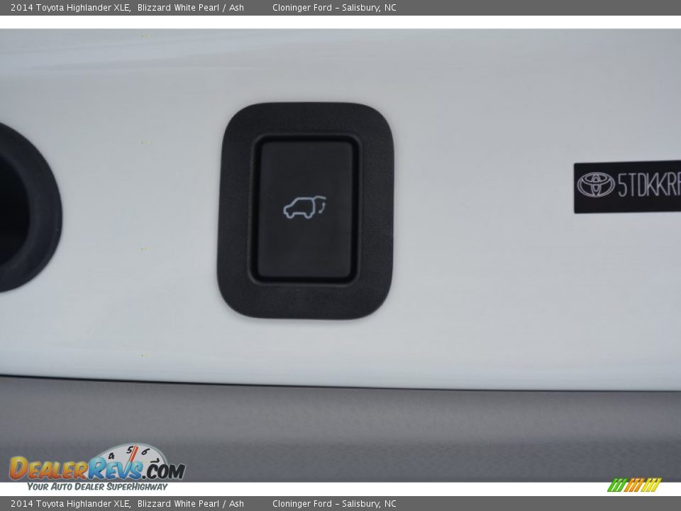 2014 Toyota Highlander XLE Blizzard White Pearl / Ash Photo #10