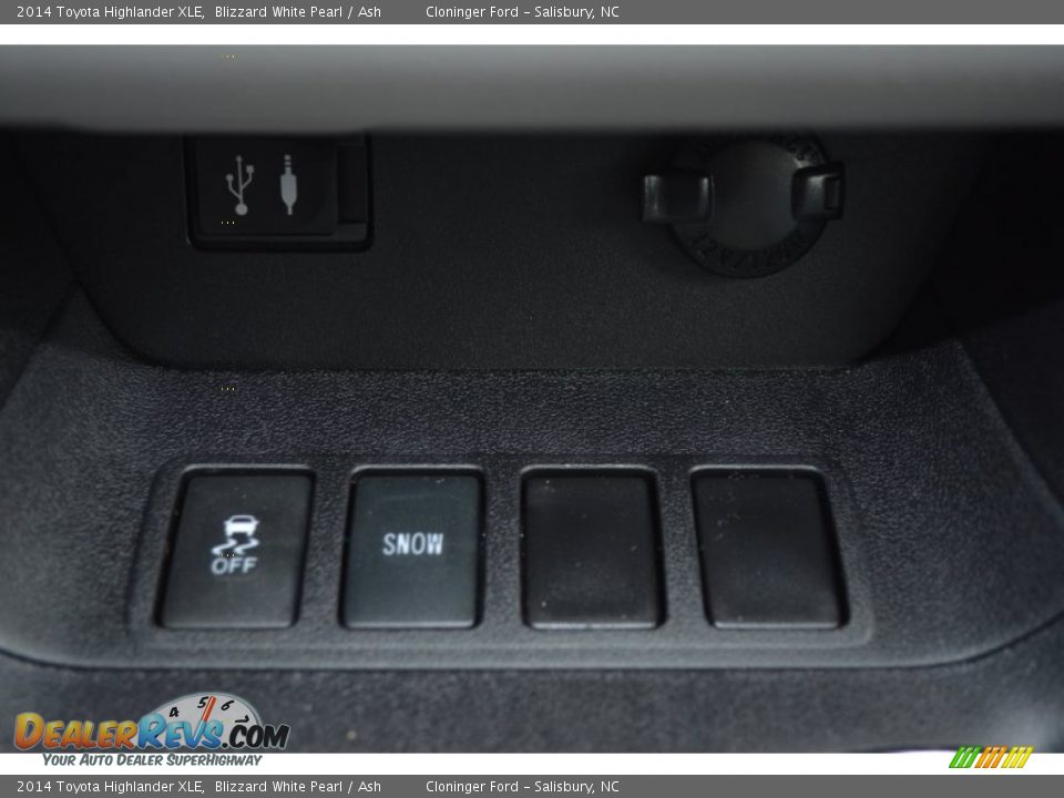 2014 Toyota Highlander XLE Blizzard White Pearl / Ash Photo #18
