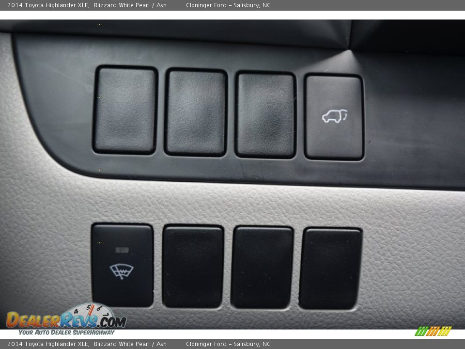 2014 Toyota Highlander XLE Blizzard White Pearl / Ash Photo #24