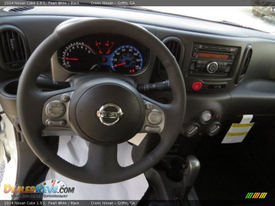Dashboard of 2014 Nissan Cube 1.8 S Photo #10
