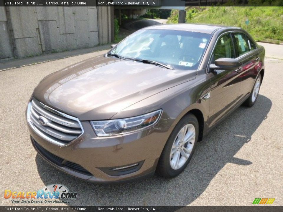 Front 3/4 View of 2015 Ford Taurus SEL Photo #4