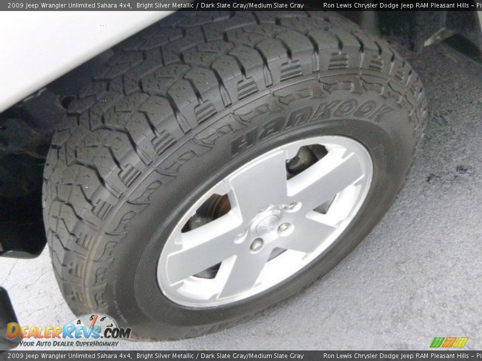 2009 Jeep Wrangler Unlimited Sahara 4x4 Bright Silver Metallic / Dark Slate Gray/Medium Slate Gray Photo #9