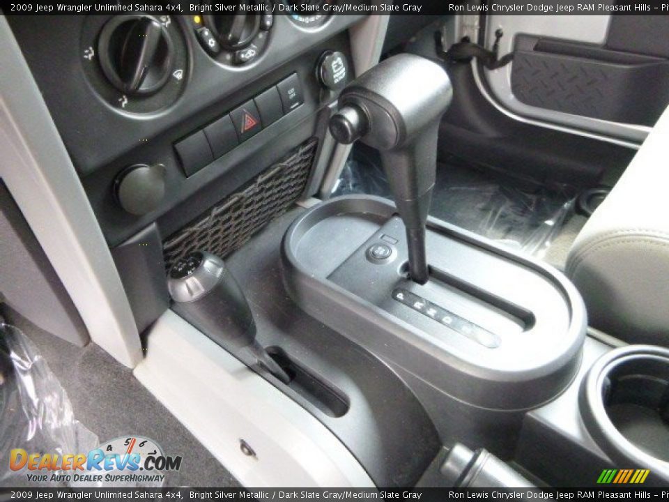 2009 Jeep Wrangler Unlimited Sahara 4x4 Bright Silver Metallic / Dark Slate Gray/Medium Slate Gray Photo #16