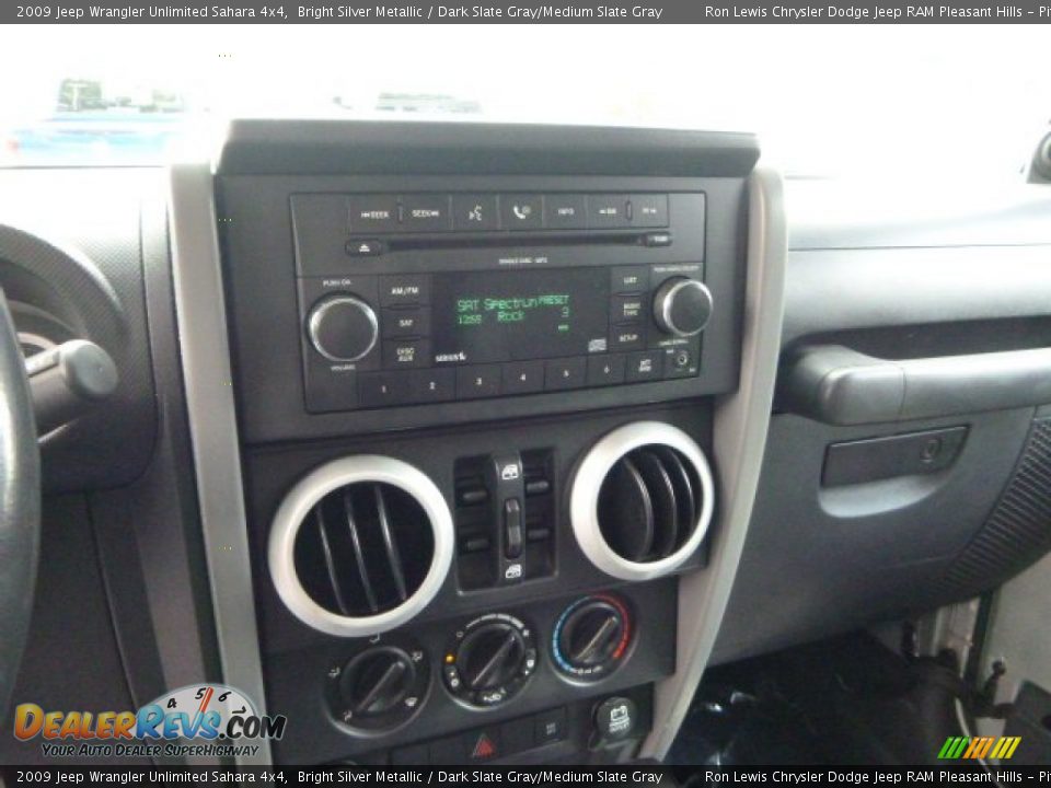 2009 Jeep Wrangler Unlimited Sahara 4x4 Bright Silver Metallic / Dark Slate Gray/Medium Slate Gray Photo #18