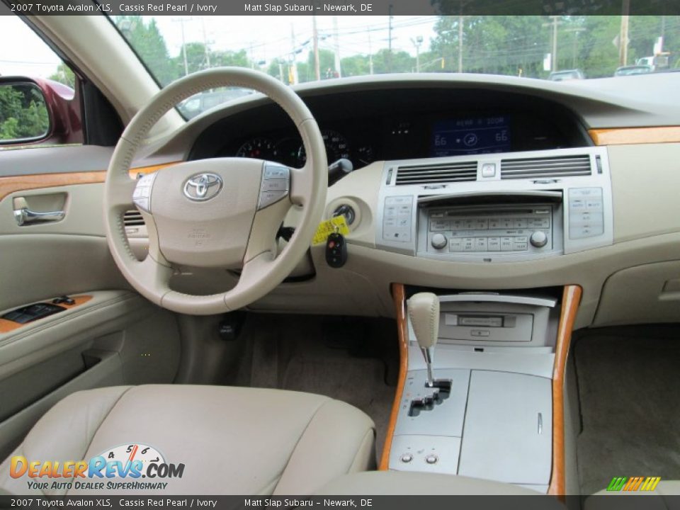 Dashboard of 2007 Toyota Avalon XLS Photo #16
