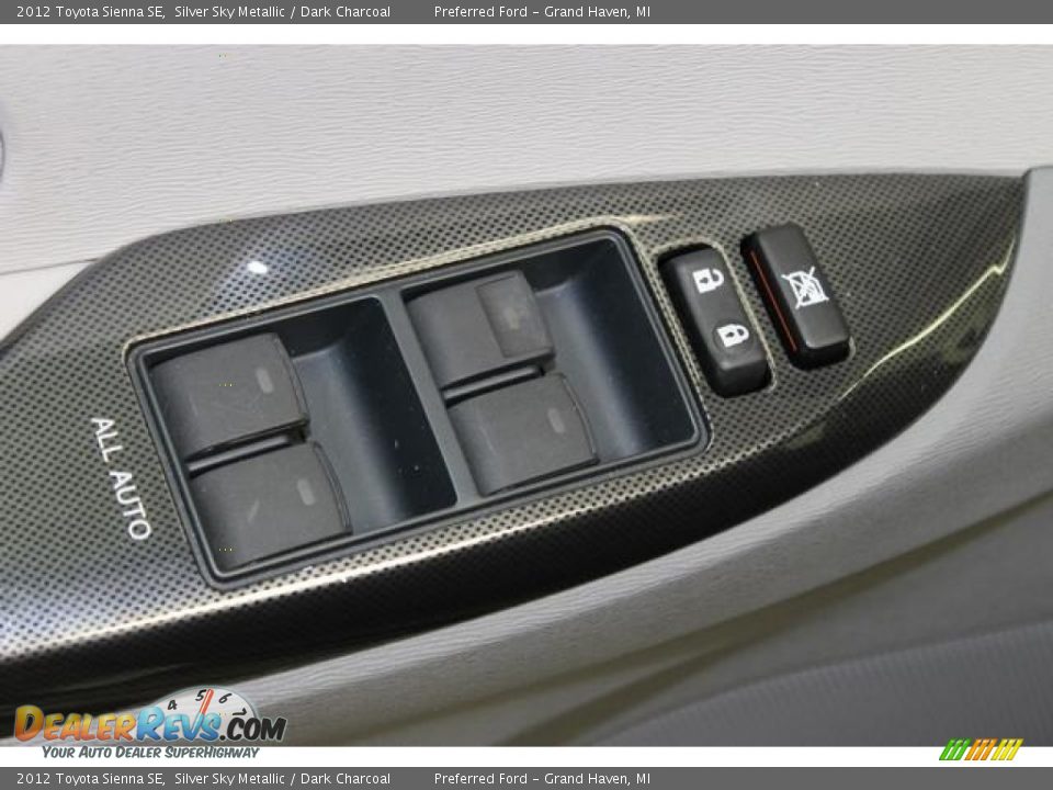 2012 Toyota Sienna SE Silver Sky Metallic / Dark Charcoal Photo #33