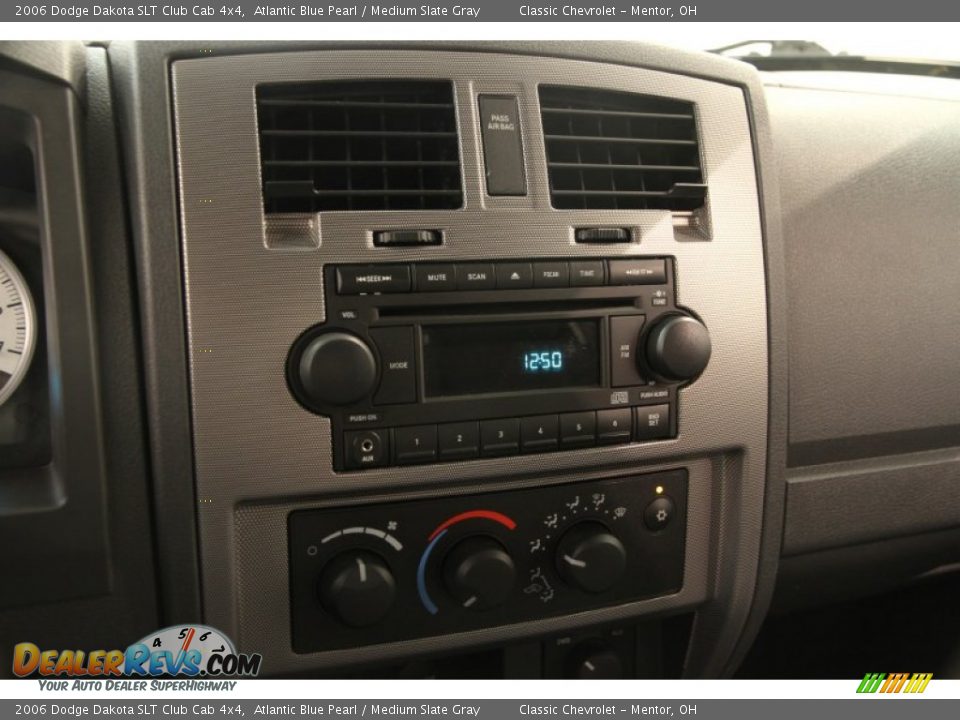 Controls of 2006 Dodge Dakota SLT Club Cab 4x4 Photo #8