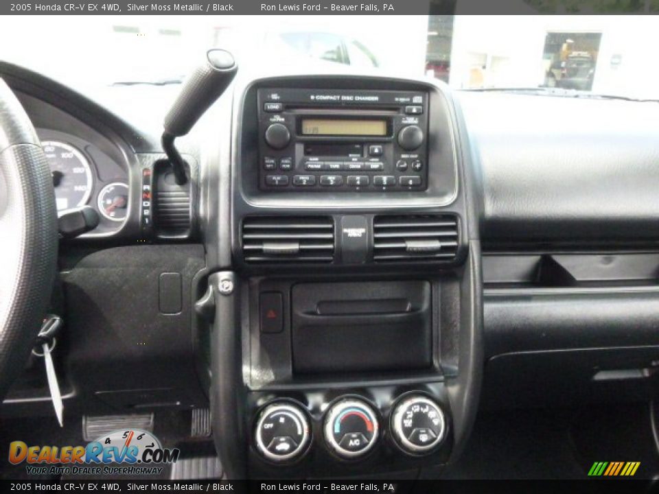 Controls of 2005 Honda CR-V EX 4WD Photo #17