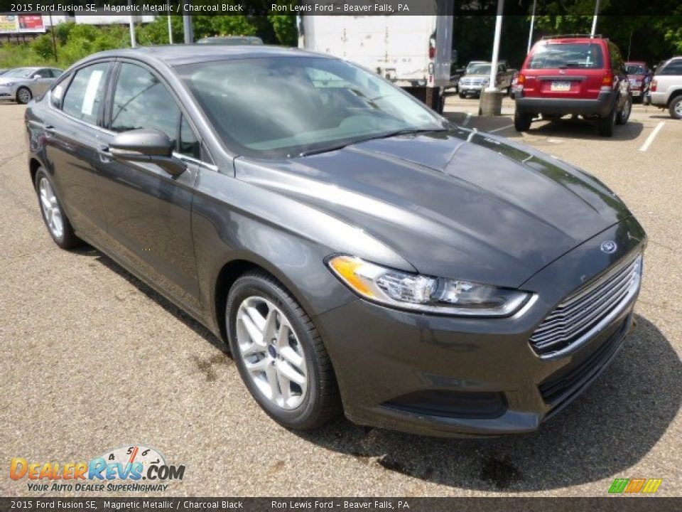 Front 3/4 View of 2015 Ford Fusion SE Photo #2