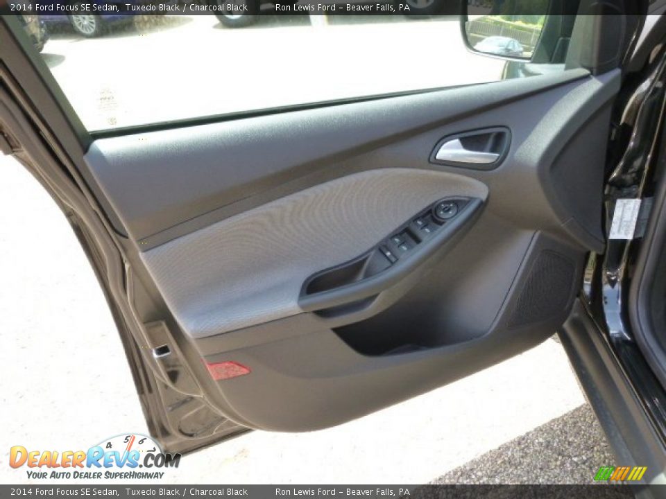 2014 Ford Focus SE Sedan Tuxedo Black / Charcoal Black Photo #11