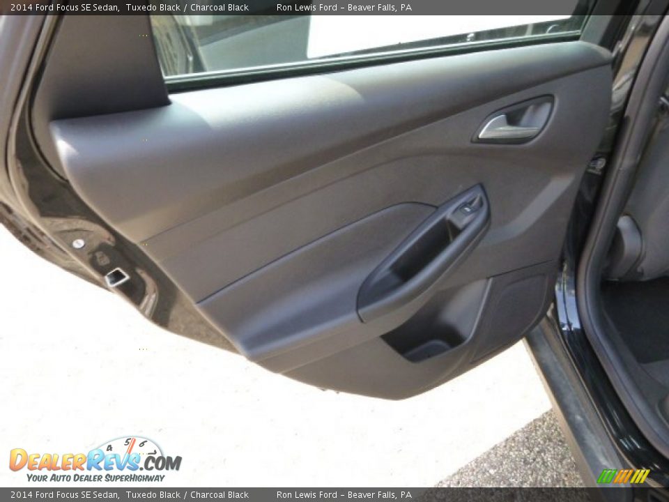 2014 Ford Focus SE Sedan Tuxedo Black / Charcoal Black Photo #13