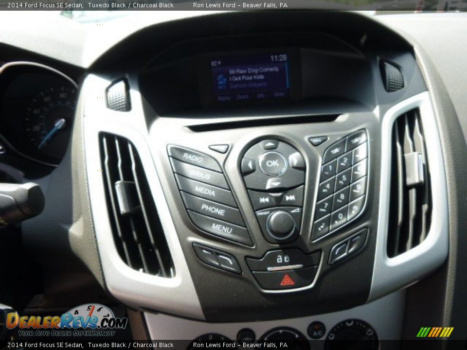 2014 Ford Focus SE Sedan Tuxedo Black / Charcoal Black Photo #16