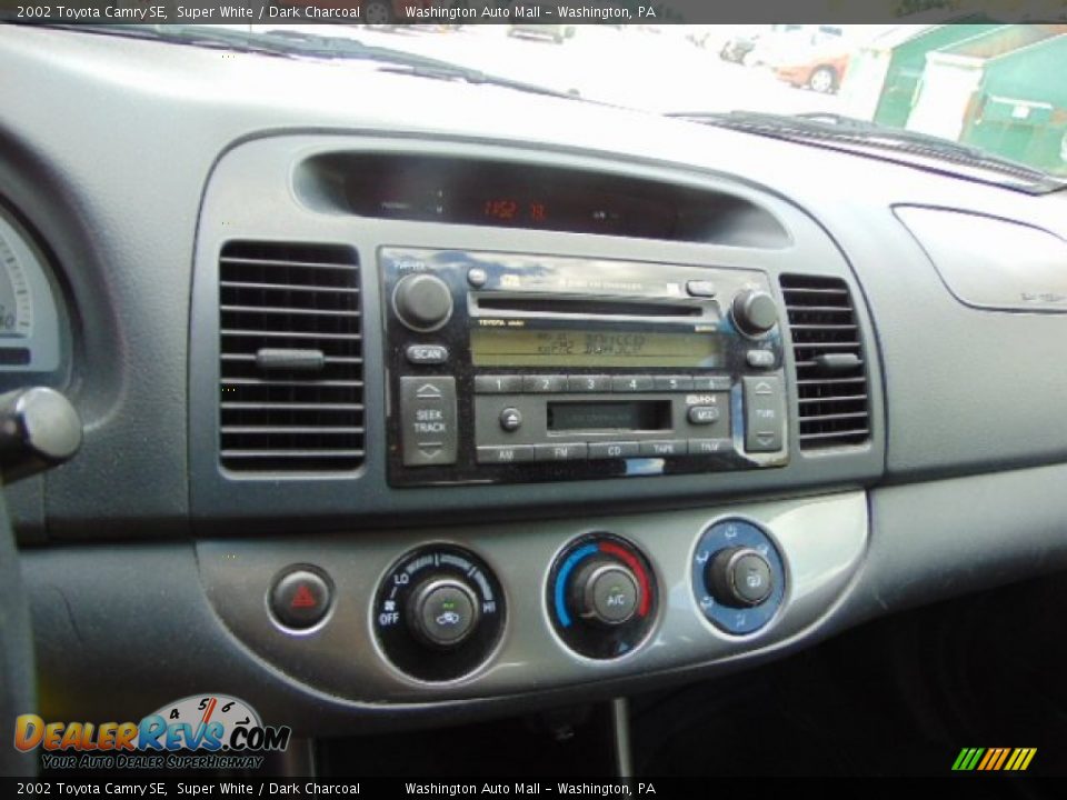 Controls of 2002 Toyota Camry SE Photo #15