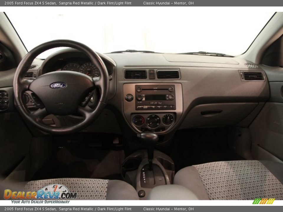 Dashboard of 2005 Ford Focus ZX4 S Sedan Photo #12