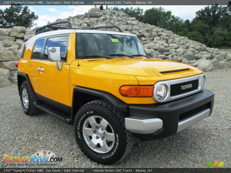 Front 3/4 View of 2007 Toyota FJ Cruiser 4WD Photo #1