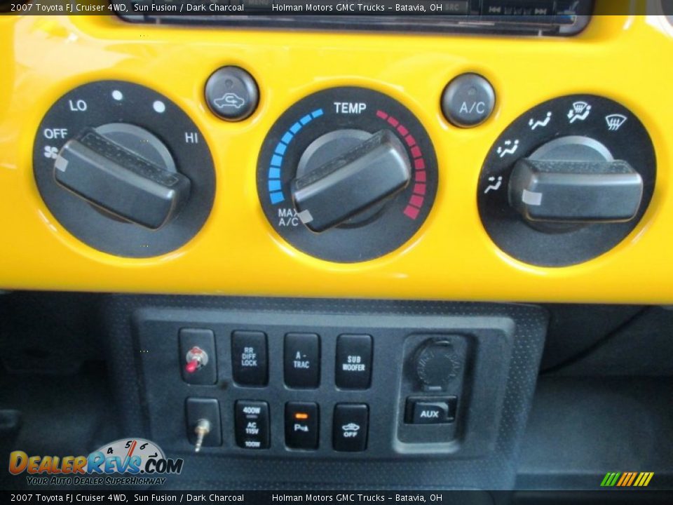 Controls of 2007 Toyota FJ Cruiser 4WD Photo #9