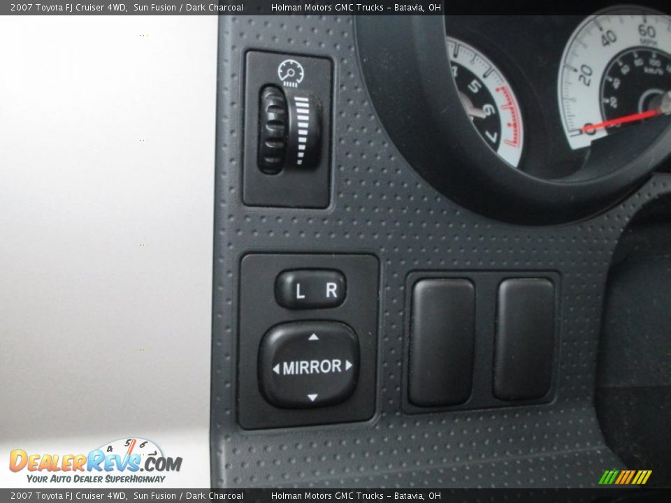 Controls of 2007 Toyota FJ Cruiser 4WD Photo #18