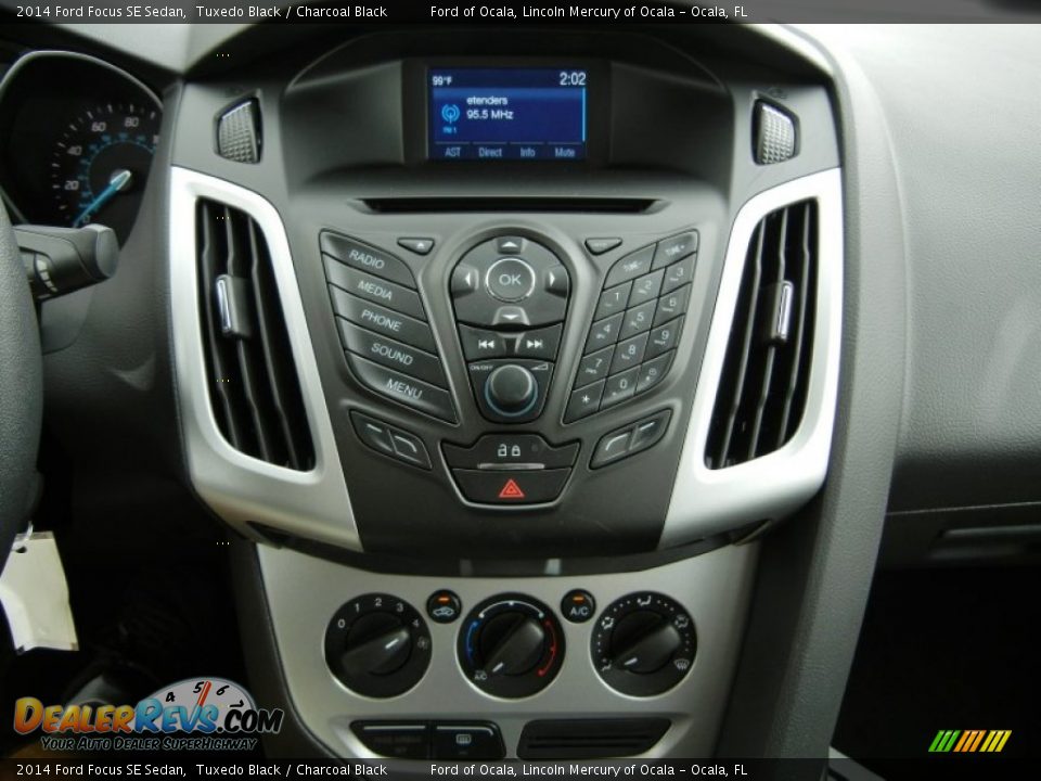 Controls of 2014 Ford Focus SE Sedan Photo #10