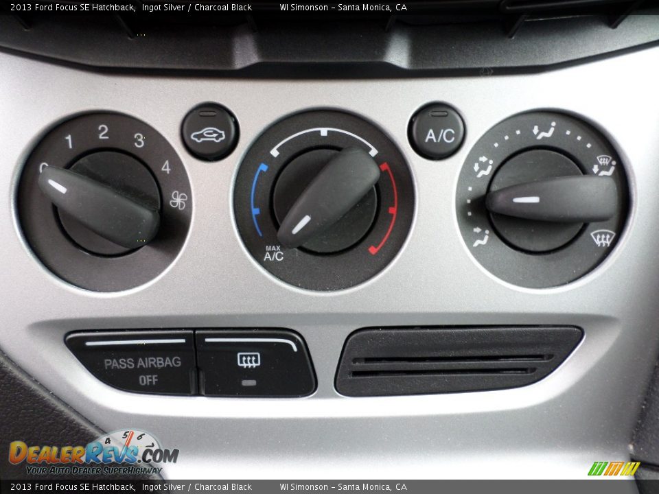 Controls of 2013 Ford Focus SE Hatchback Photo #13