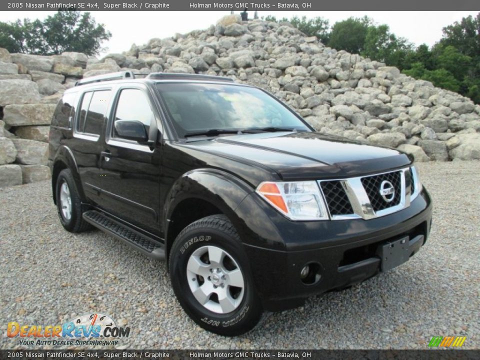 2005 Nissan Pathfinder SE 4x4 Super Black / Graphite Photo #1