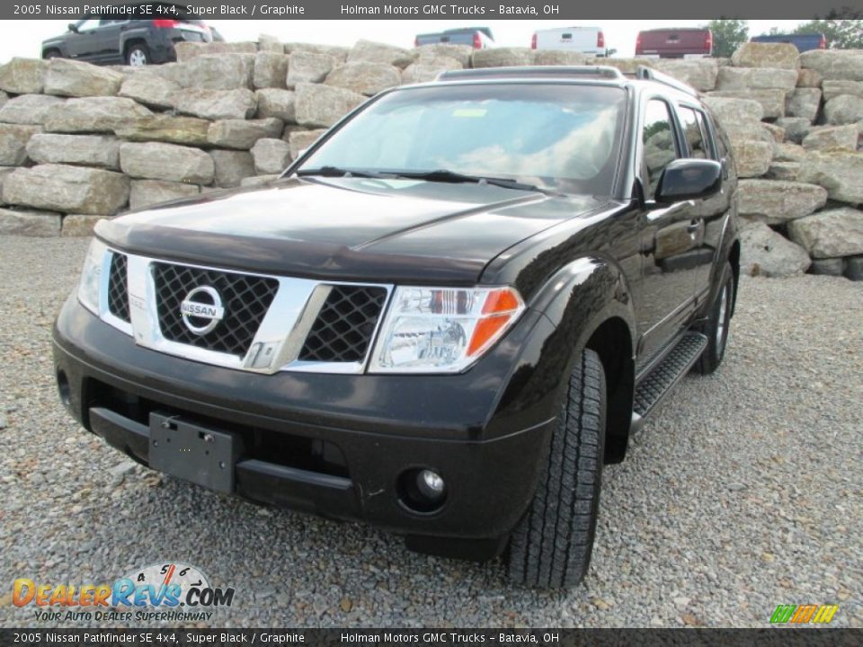 2005 Nissan Pathfinder SE 4x4 Super Black / Graphite Photo #2