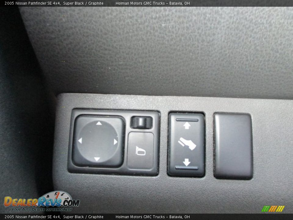 2005 Nissan Pathfinder SE 4x4 Super Black / Graphite Photo #16