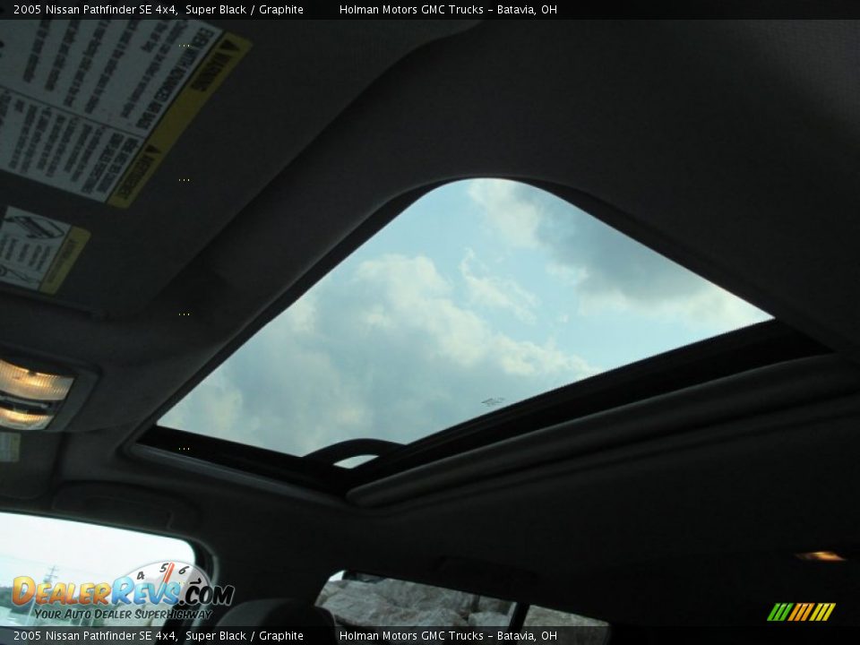 2005 Nissan Pathfinder SE 4x4 Super Black / Graphite Photo #19