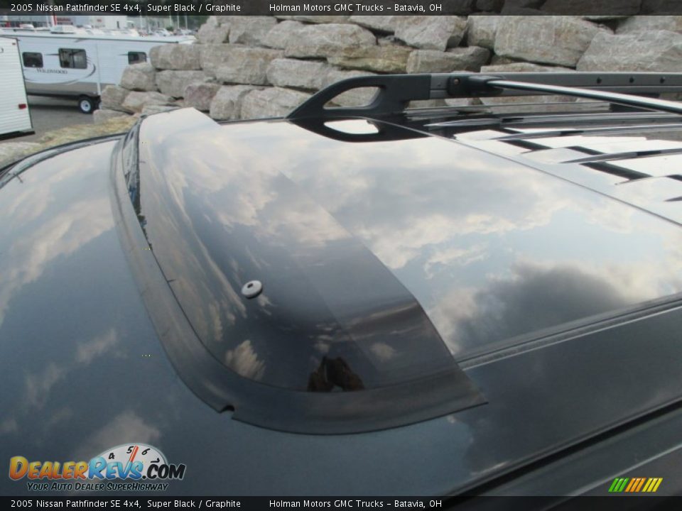 2005 Nissan Pathfinder SE 4x4 Super Black / Graphite Photo #20