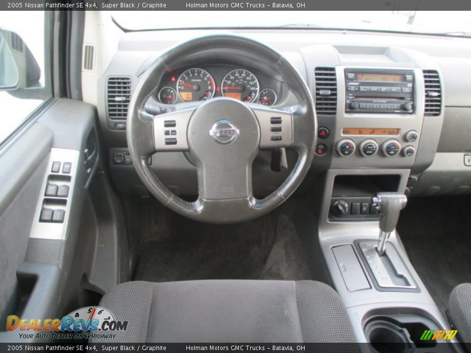 2005 Nissan Pathfinder SE 4x4 Super Black / Graphite Photo #21