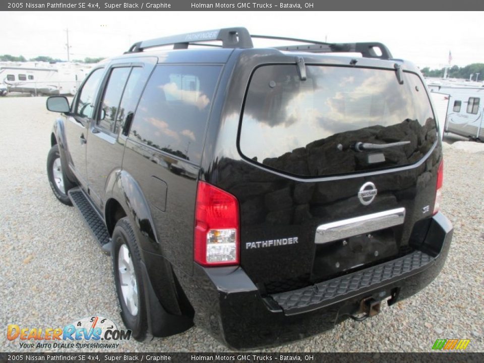 2005 Nissan Pathfinder SE 4x4 Super Black / Graphite Photo #25