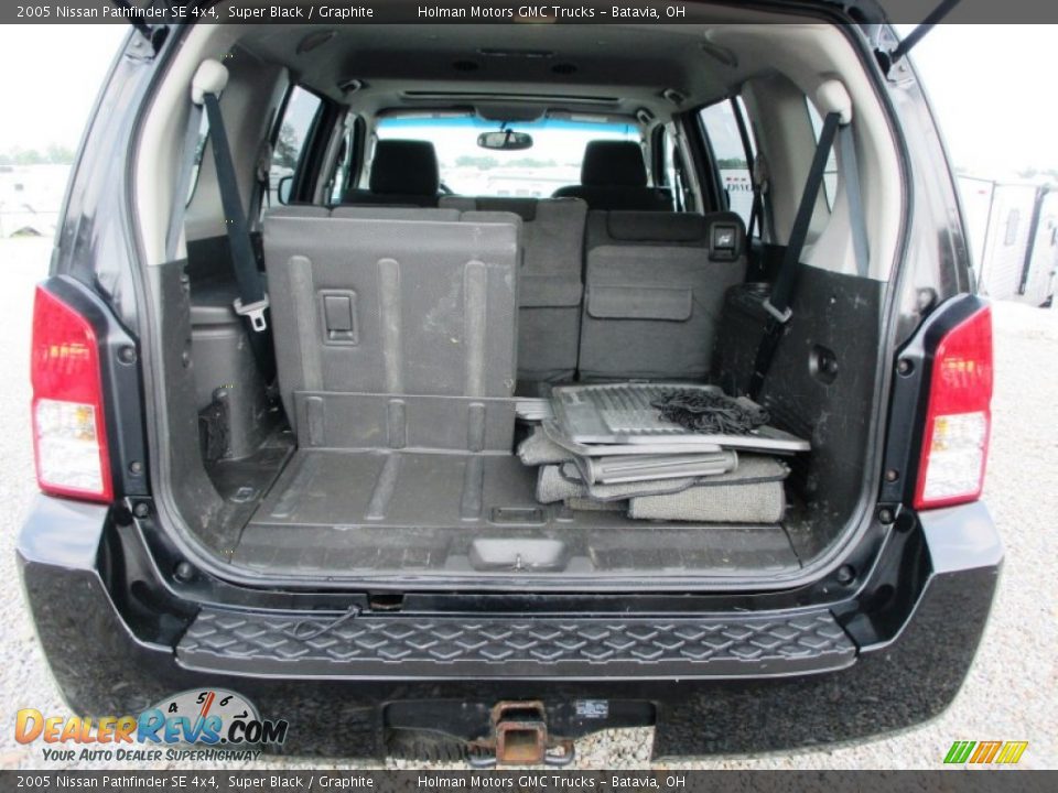 2005 Nissan Pathfinder SE 4x4 Super Black / Graphite Photo #26