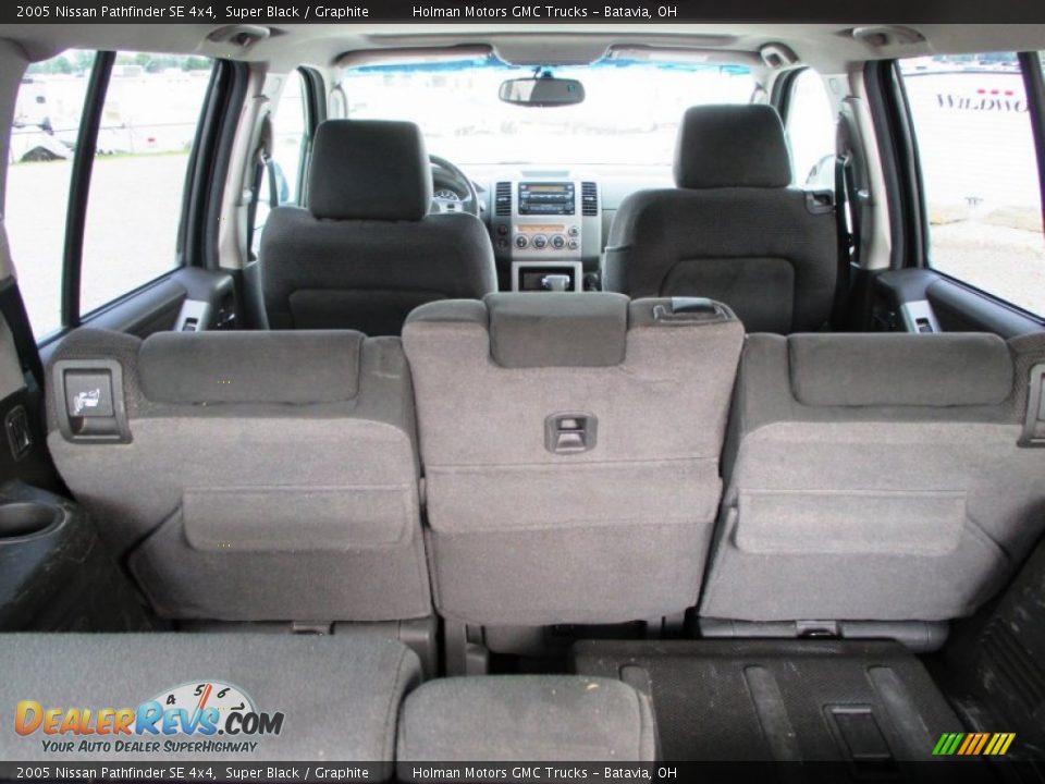 2005 Nissan Pathfinder SE 4x4 Super Black / Graphite Photo #27