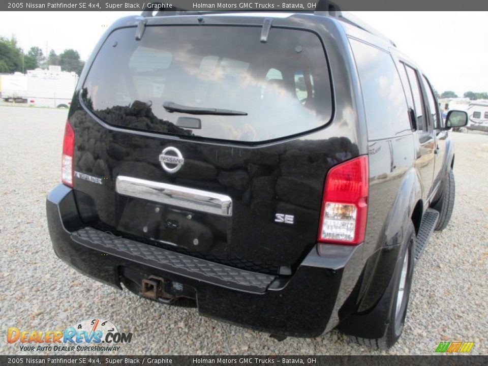 2005 Nissan Pathfinder SE 4x4 Super Black / Graphite Photo #29
