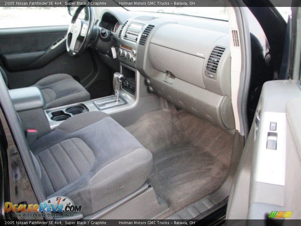 2005 Nissan Pathfinder SE 4x4 Super Black / Graphite Photo #31