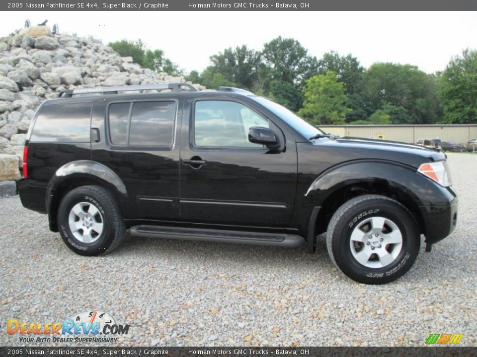 2005 Nissan Pathfinder SE 4x4 Super Black / Graphite Photo #33