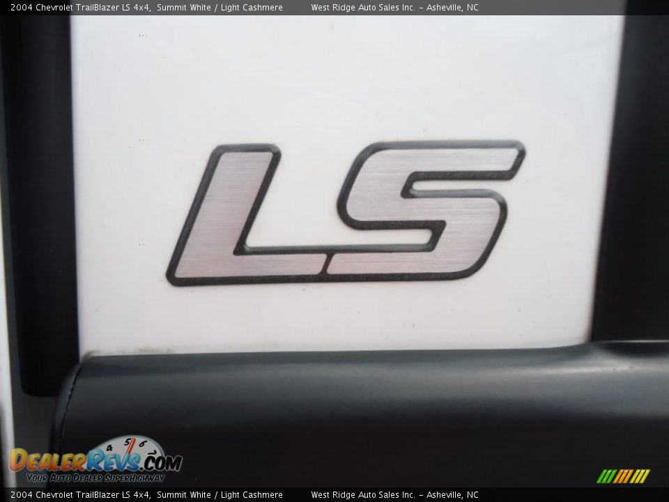 2004 Chevrolet TrailBlazer LS 4x4 Summit White / Light Cashmere Photo #30