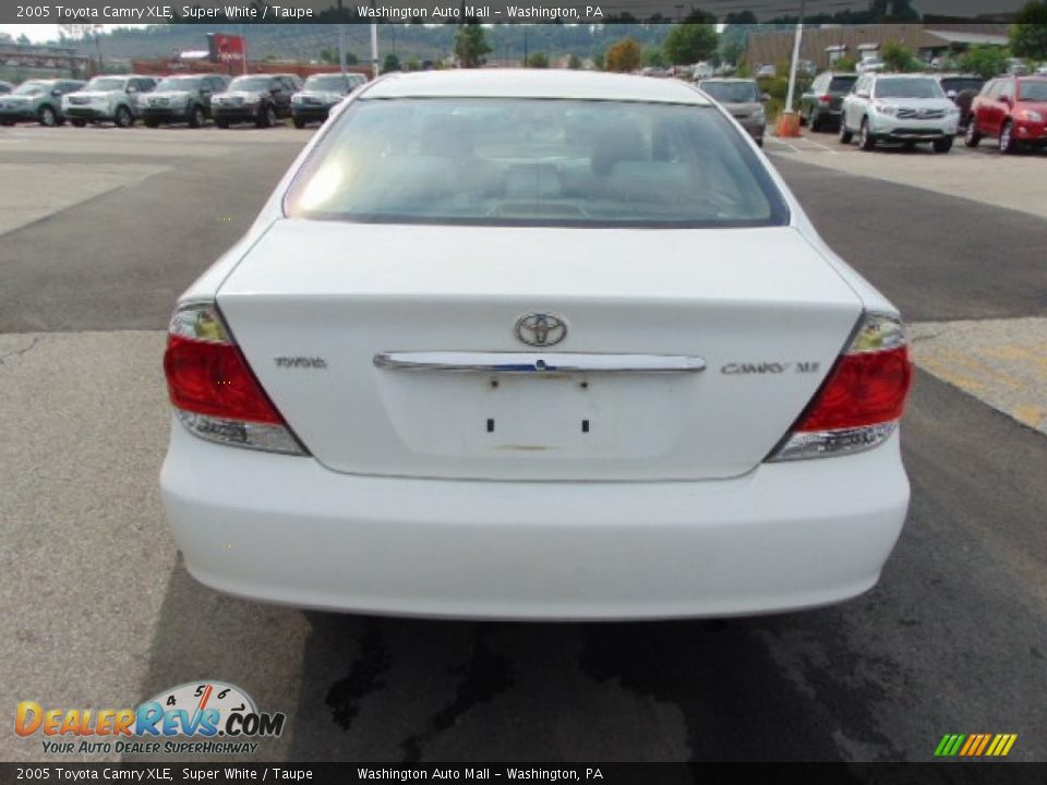 2005 Toyota Camry XLE Super White / Taupe Photo #8