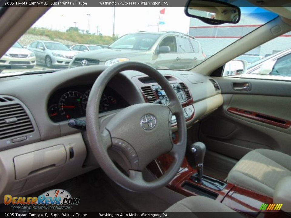 2005 Toyota Camry XLE Super White / Taupe Photo #9