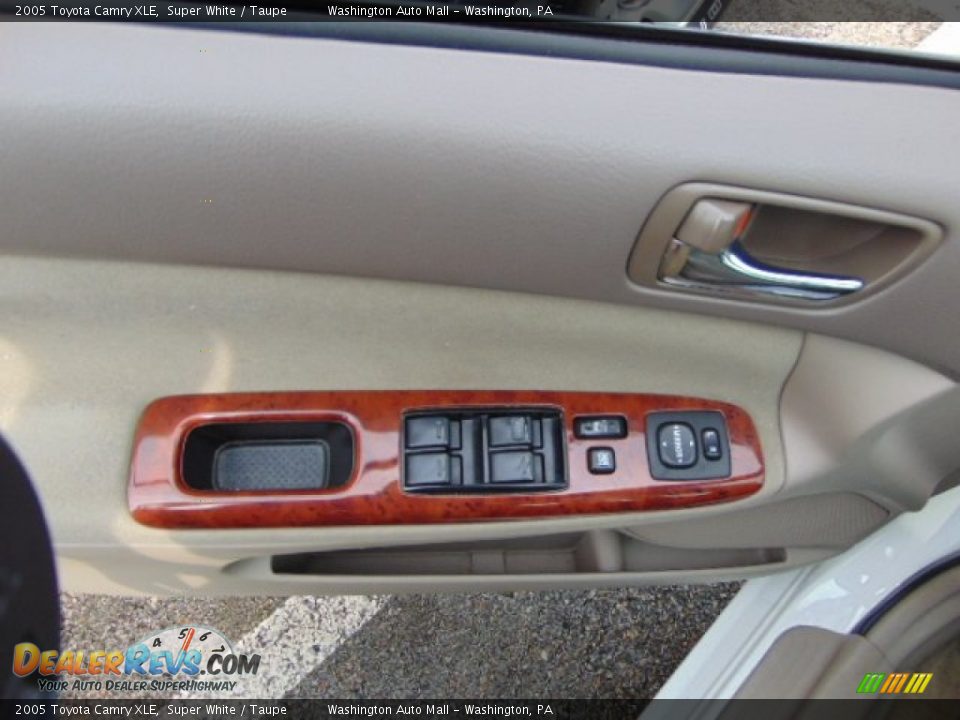 2005 Toyota Camry XLE Super White / Taupe Photo #10