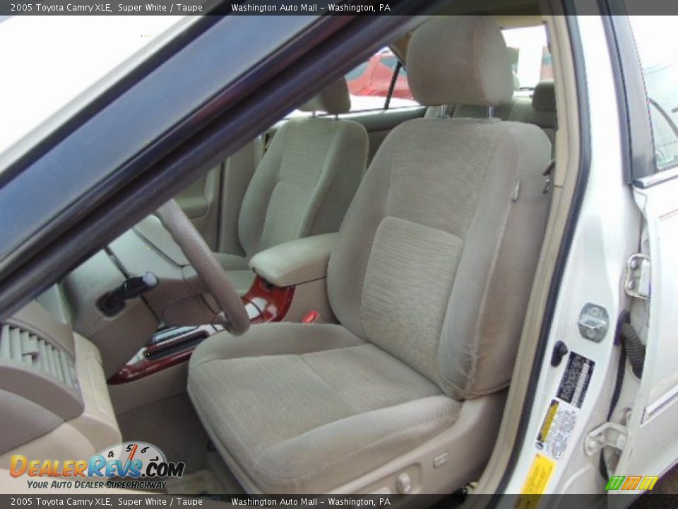 2005 Toyota Camry XLE Super White / Taupe Photo #12
