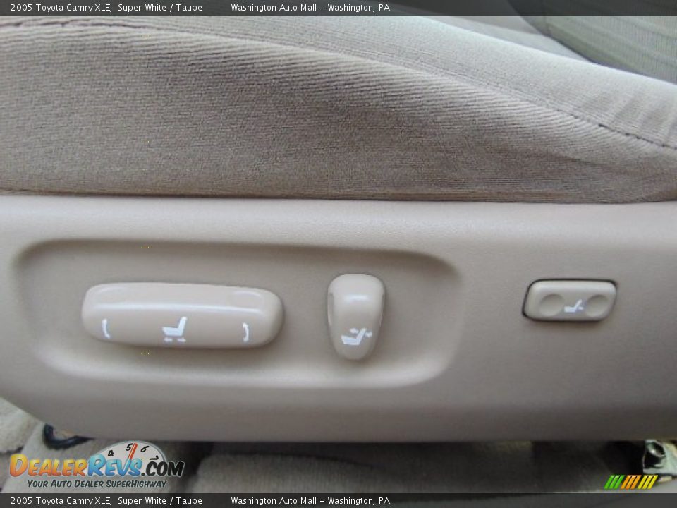 2005 Toyota Camry XLE Super White / Taupe Photo #13
