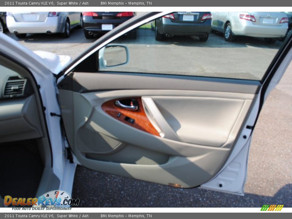 2011 Toyota Camry XLE V6 Super White / Ash Photo #9
