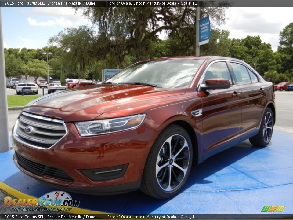 Front 3/4 View of 2015 Ford Taurus SEL Photo #1
