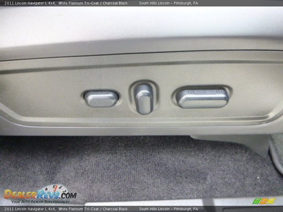 2011 Lincoln Navigator L 4x4 White Platinum Tri-Coat / Charcoal Black Photo #12