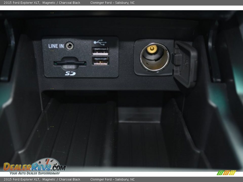 2015 Ford Explorer XLT Magnetic / Charcoal Black Photo #20