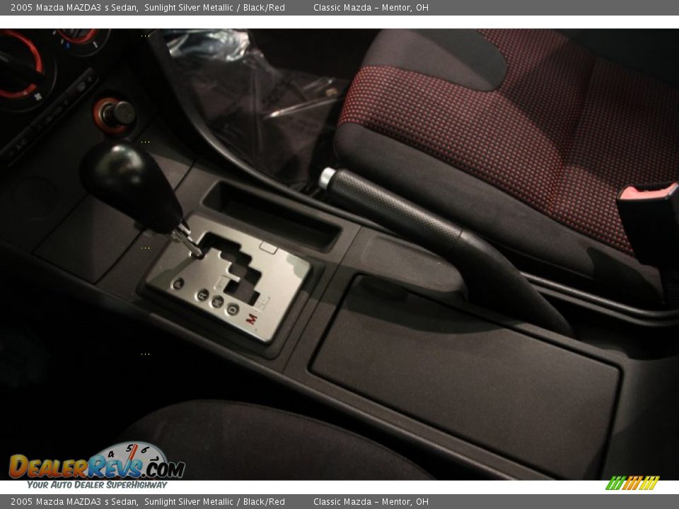 2005 Mazda MAZDA3 s Sedan Sunlight Silver Metallic / Black/Red Photo #9