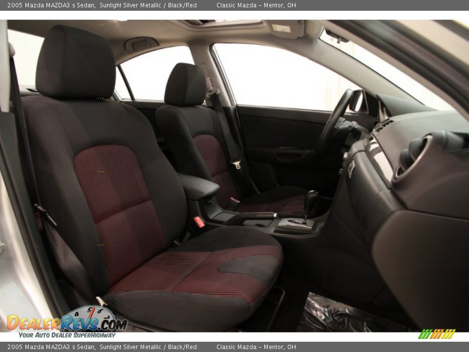 2005 Mazda MAZDA3 s Sedan Sunlight Silver Metallic / Black/Red Photo #11
