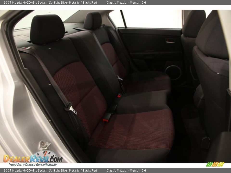 2005 Mazda MAZDA3 s Sedan Sunlight Silver Metallic / Black/Red Photo #12