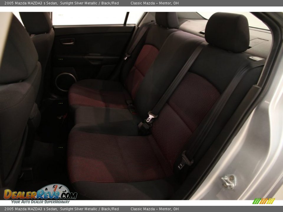 2005 Mazda MAZDA3 s Sedan Sunlight Silver Metallic / Black/Red Photo #13